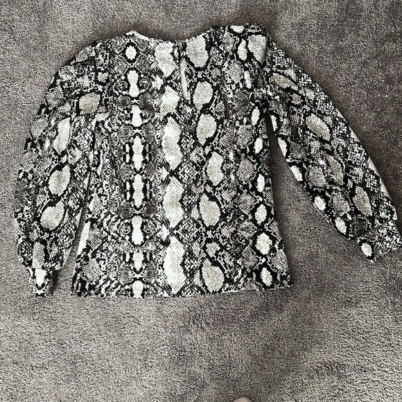Express Snake Print L/S - Picture 2 of 2
